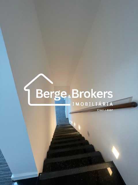 Conheça 25 - CAP SAL 40 - Escadas 2 do imóvel - Prédio 369m² para alugar Humaitá, Rio de Janeiro - R$ 40.000 - RJPR00018 - 54 25 - CAP SAL 40 - Escadas 2 - 54