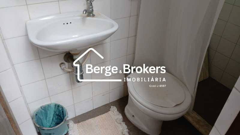 15 - banheiro de serviço. - 15