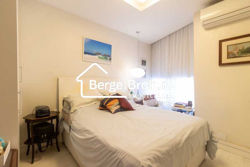 Conheça QUARTO 3/SUÍTE do imóvel - 3 QUARTOS/ SUÍTE/ 2 VAGAS DE GARAGEM - RJAP30762 - 17 QUARTO 3/SUÍTE - 17