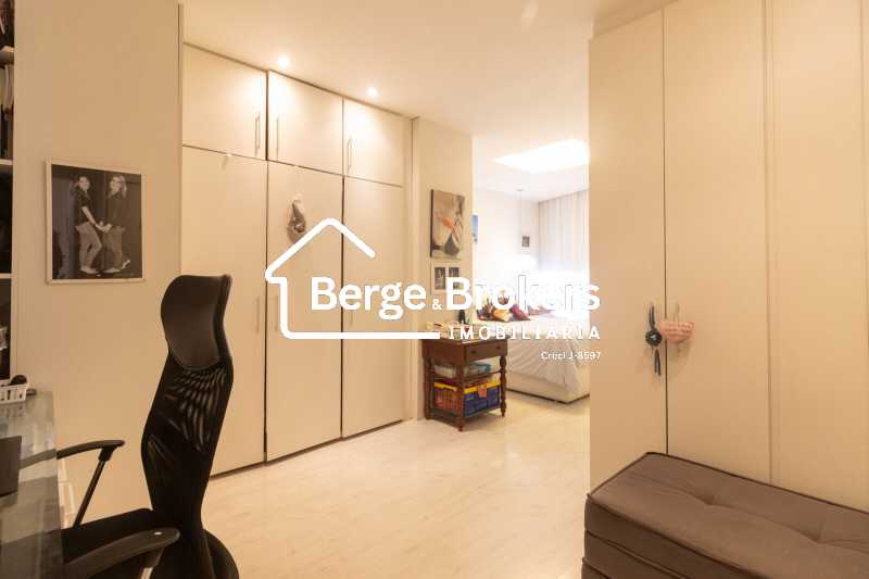 Conheça QUARTO 3/SUÍTE do imóvel - 3 QUARTOS/ SUÍTE/ 2 VAGAS DE GARAGEM - RJAP30762 - 20 QUARTO 3/SUÍTE - 20