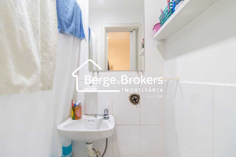 Conheça BANHEIRO DE SERVIÇO do imóvel - 3 QUARTOS/ SUÍTE/ 2 VAGAS DE GARAGEM - RJAP30762 - 30 BANHEIRO DE SERVIÇO - 30
