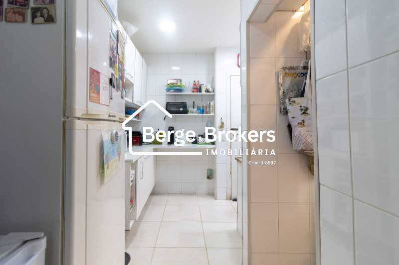 Conheça COZINHA do imóvel - 3 QUARTOS/ SUÍTE/ 2 VAGAS DE GARAGEM - RJAP30762 - 27 COZINHA - 27