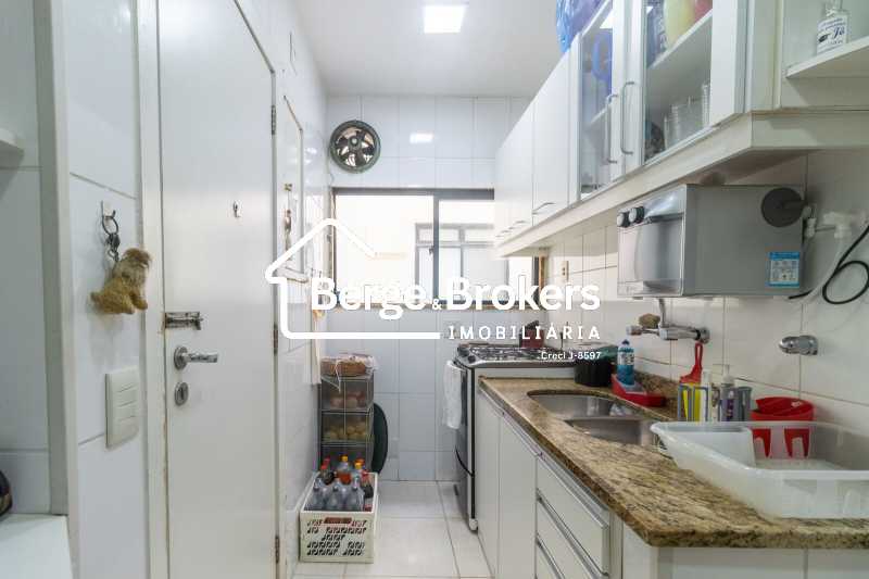 Conheça COZINHA do imóvel - 3 QUARTOS/ SUÍTE/ 2 VAGAS DE GARAGEM - RJAP30762 - 26 COZINHA - 26