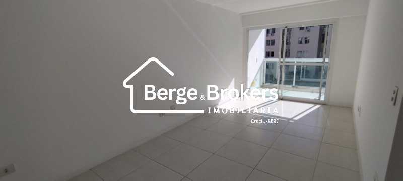 Conheça SALA do imóvel - Apartamento NOVO 3 Quartos, sendo 1 Suíte com Vaga de garagem - Botafogo! - RJAP30763 - 8 SALA - 8