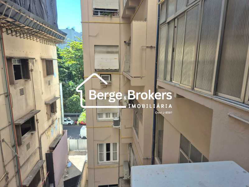 Conheça VISÃO DA JANELA do imóvel - 2 QUARTOS/ COM GARAGEM/ COPACABANA - RJAP20803 - 17 VISÃO DA JANELA - 17