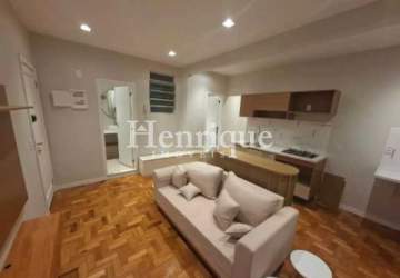 Apartamento de 41 m², 1 quarto, totalmente reformado, com home office e lavabo. Rua arborizada, próximo ao Aterro e à Praia do Flamengo. - FLAP10806