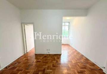 Apartamento de sala e quarto com ambientes amplos, vista livre, dependência completa, vaga de garagem e bicicletário. Ideal para morar com conforto. - FLAP10812