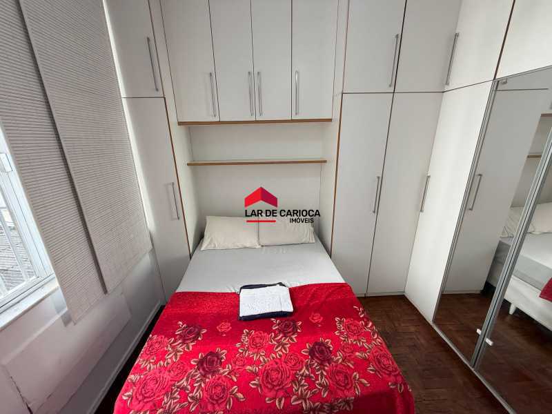 Conheça Quarto 1 com armários do imóvel - Copacabana - Excelente apartamento de 2 quartos com vaga escriturada e perto de metrô - LCAP20786 - 10 Quarto 1 com armários - 10