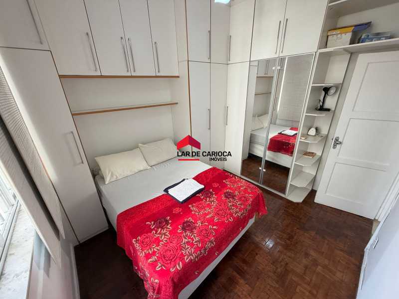 Conheça Quarto 1 com armários do imóvel - Copacabana - Excelente apartamento de 2 quartos com vaga escriturada e perto de metrô - LCAP20786 - 11 Quarto 1 com armários - 11