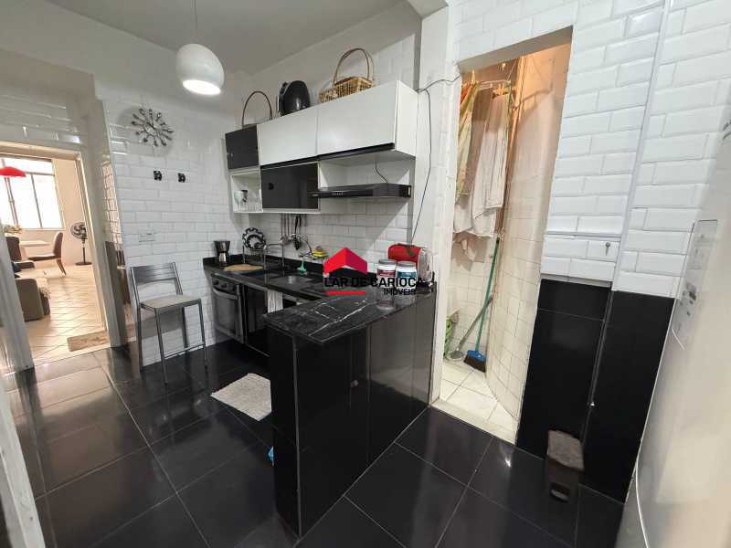 Conheça Cozinha Reformada do imóvel - Copacabana - Excelente apartamento de 2 quartos com vaga escriturada e perto de metrô - LCAP20786 - 21 Cozinha Reformada - 21