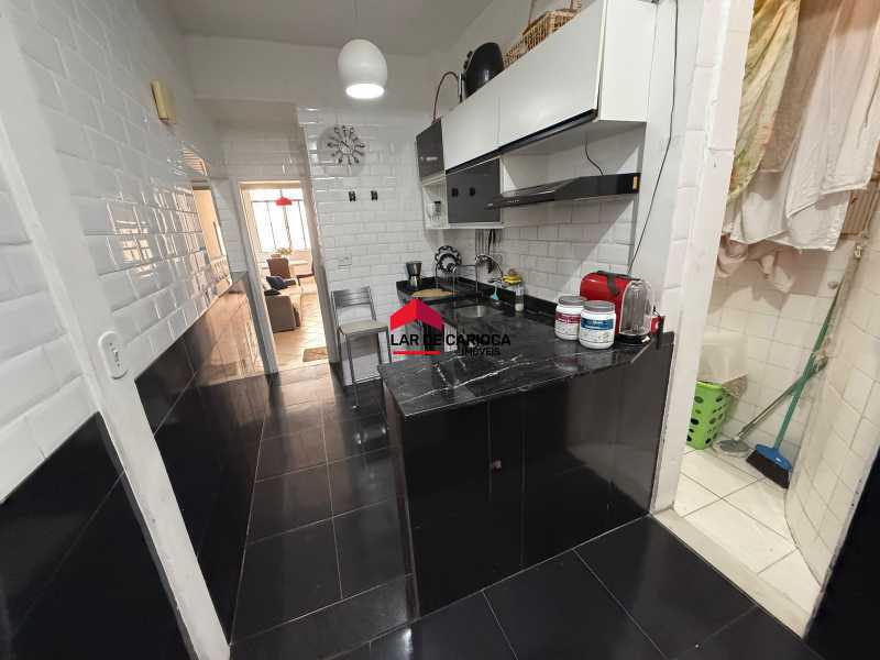 Conheça Cozinha Reformada do imóvel - Copacabana - Excelente apartamento de 2 quartos com vaga escriturada e perto de metrô - LCAP20786 - 23 Cozinha Reformada - 23