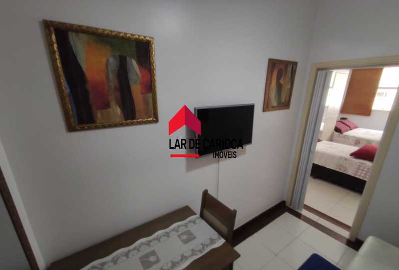 Sala com mesa de refeições - 19