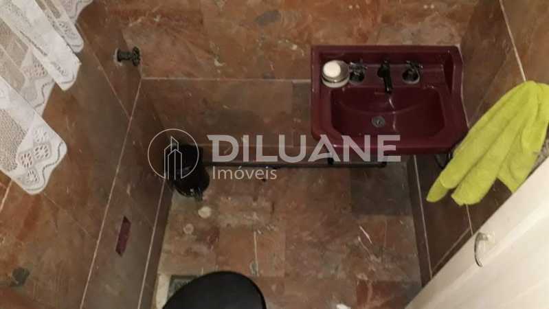 Conheça banheiro1. do imóvel - Excelente cobertura no Leme 302 m²,sala com dois ambientes, 05 dormitórios, com 01 suite e closet, cozinha espaçoso , terraço, varanda, e churrasqueira. - CPCO50012 - 21 banheiro1. - 21