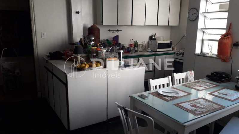 Conheça cozinha. do imóvel - Excelente cobertura no Leme 302 m²,sala com dois ambientes, 05 dormitórios, com 01 suite e closet, cozinha espaçoso , terraço, varanda, e churrasqueira. - CPCO50012 - 8 cozinha. - 8