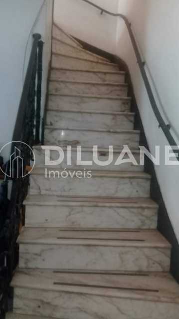 Conheça escada. do imóvel - Excelente cobertura no Leme 302 m²,sala com dois ambientes, 05 dormitórios, com 01 suite e closet, cozinha espaçoso , terraço, varanda, e churrasqueira. - CPCO50012 - 25 escada. - 25