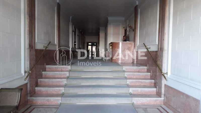 Conheça portariaa. do imóvel - Excelente cobertura no Leme 302 m²,sala com dois ambientes, 05 dormitórios, com 01 suite e closet, cozinha espaçoso , terraço, varanda, e churrasqueira. - CPCO50012 - 28 portariaa. - 28