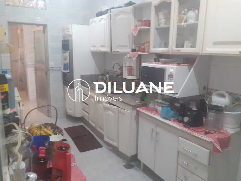 Conheça cozinha do imóvel - Oportunidade imperdível!!!!!Mega apartamento de três quartos, localizado na Praia de Botafogo de frente para o mar, tipo casa com um incrível jardim de inverno e espaço para festas, no apartamento (area externa). - BTAP40146 - 12 cozinha - 12