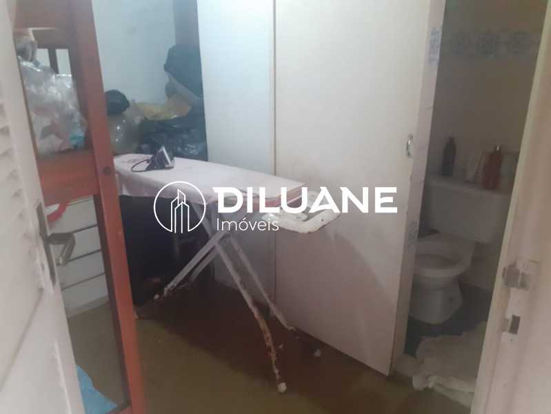 Conheça quarto de serviço do imóvel - Oportunidade imperdível!!!!!Mega apartamento de três quartos, localizado na Praia de Botafogo de frente para o mar, tipo casa com um incrível jardim de inverno e espaço para festas, no apartamento (area externa). - BTAP40146 - 21 quarto de serviço - 21