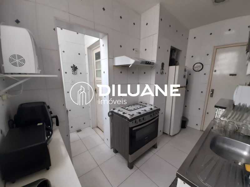 Conheça 11 do imóvel - 2 quartos Amplos com Armários, 1 com lavabo e sacada, Banheiro Social com Box Blindex, Cozinha com Armários, Área de Serviços e Dependências Completas. - CPAP30229 - 8 11 - 8