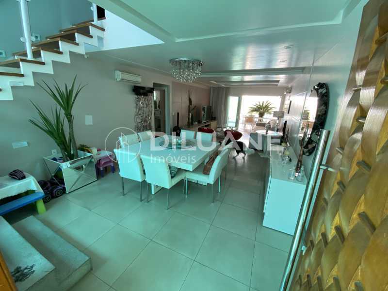 Conheça Sala do imóvel - Diluane Imóveis Vende. Camboinhas. Excelente Casa Região com Ótima Qualidadede Vida. Duplex. Área Gormet e Piscina.Garagem 3 carros. Parque João Batista Petersen. - NTCN30013 - 1 Sala - 1