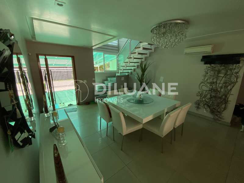 Conheça Sala do imóvel - Diluane Imóveis Vende. Camboinhas. Excelente Casa Região com Ótima Qualidadede Vida. Duplex. Área Gormet e Piscina.Garagem 3 carros. Parque João Batista Petersen. - NTCN30013 - 3 Sala - 3