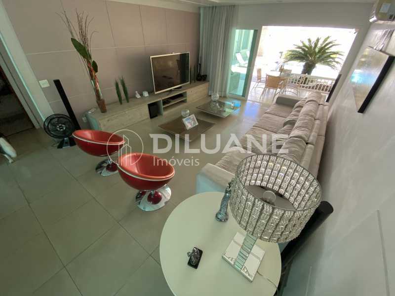 Conheça Sala do imóvel - Diluane Imóveis Vende. Camboinhas. Excelente Casa Região com Ótima Qualidadede Vida. Duplex. Área Gormet e Piscina.Garagem 3 carros. Parque João Batista Petersen. - NTCN30013 - 5 Sala - 5