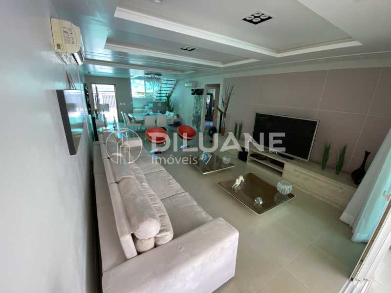 Conheça Sala do imóvel - Diluane Imóveis Vende. Camboinhas. Excelente Casa Região com Ótima Qualidadede Vida. Duplex. Área Gormet e Piscina.Garagem 3 carros. Parque João Batista Petersen. - NTCN30013 - 6 Sala - 6