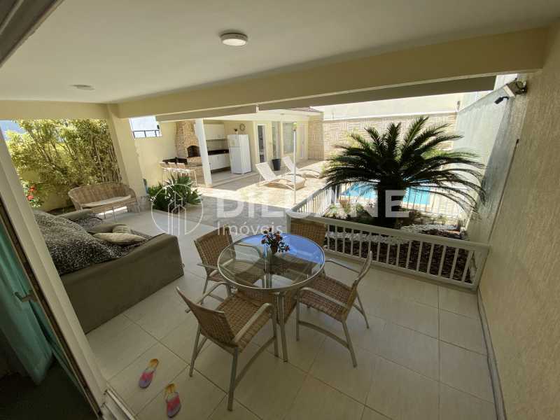 Conheça Varanda Sala e Quarto Suite 1 do imóvel - Diluane Imóveis Vende. Camboinhas. Excelente Casa Região com Ótima Qualidadede Vida. Duplex. Área Gormet e Piscina.Garagem 3 carros. Parque João Batista Petersen. - NTCN30013 - 11 Varanda Sala e Quarto Suite 1 - 11