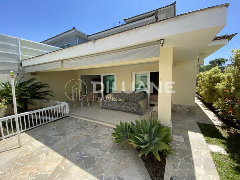 Conheça Área externa do imóvel - Diluane Imóveis Vende. Camboinhas. Excelente Casa Região com Ótima Qualidadede Vida. Duplex. Área Gormet e Piscina.Garagem 3 carros. Parque João Batista Petersen. - NTCN30013 - 12 Área externa - 12