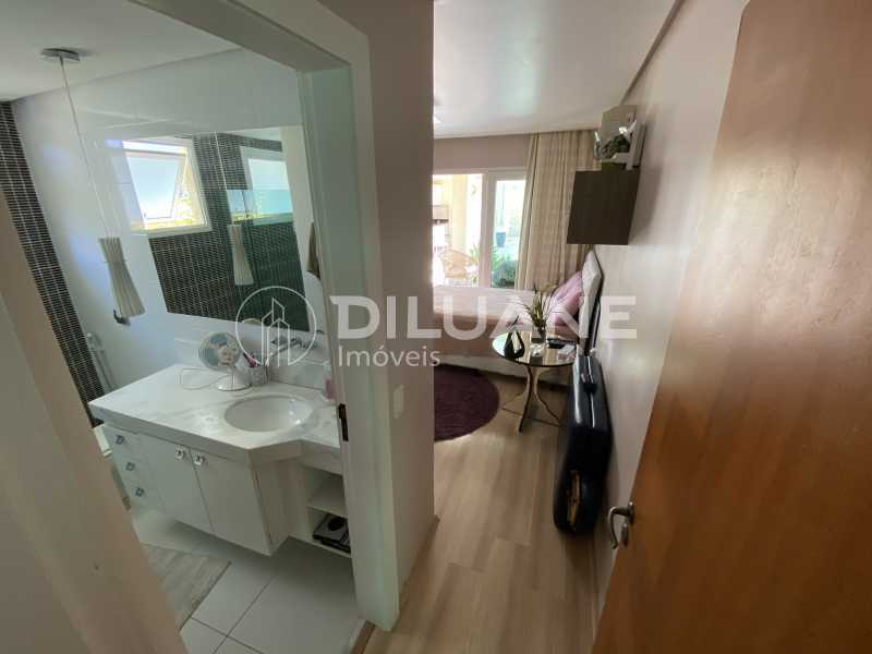 Conheça Quarto Suite 1 do imóvel - Diluane Imóveis Vende. Camboinhas. Excelente Casa Região com Ótima Qualidadede Vida. Duplex. Área Gormet e Piscina.Garagem 3 carros. Parque João Batista Petersen. - NTCN30013 - 8 Quarto Suite 1 - 8