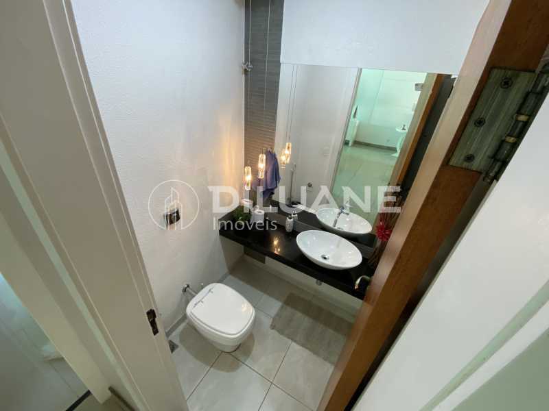 Conheça Lavabo Sala do imóvel - Diluane Imóveis Vende. Camboinhas. Excelente Casa Região com Ótima Qualidadede Vida. Duplex. Área Gormet e Piscina.Garagem 3 carros. Parque João Batista Petersen. - NTCN30013 - 7 Lavabo Sala - 7