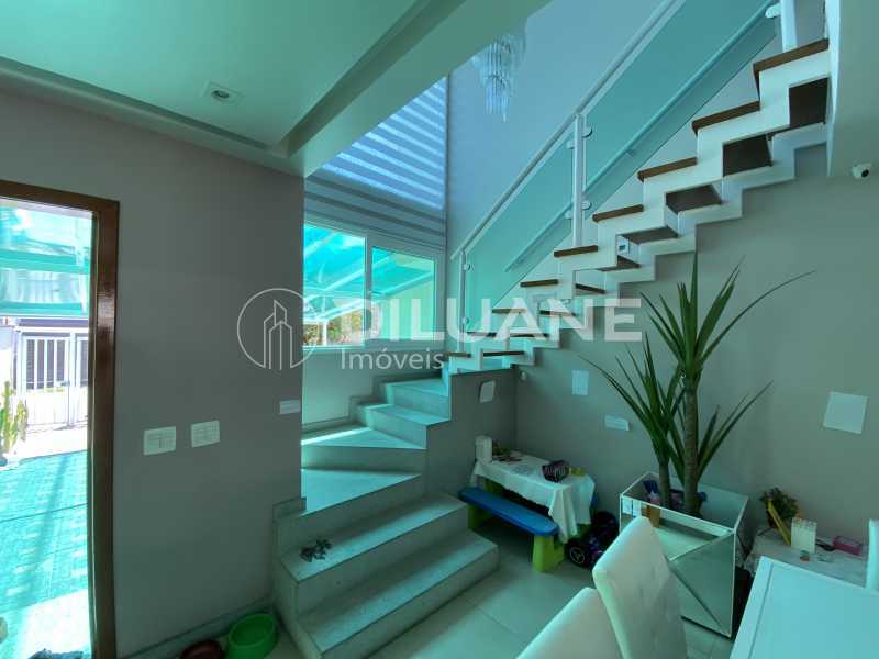 Conheça Sala do imóvel - Diluane Imóveis Vende. Camboinhas. Excelente Casa Região com Ótima Qualidadede Vida. Duplex. Área Gormet e Piscina.Garagem 3 carros. Parque João Batista Petersen. - NTCN30013 - 4 Sala - 4