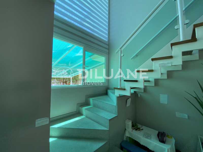 Conheça Escada acesso 2º andar do imóvel - Diluane Imóveis Vende. Camboinhas. Excelente Casa Região com Ótima Qualidadede Vida. Duplex. Área Gormet e Piscina.Garagem 3 carros. Parque João Batista Petersen. - NTCN30013 - 17 Escada acesso 2º andar - 17
