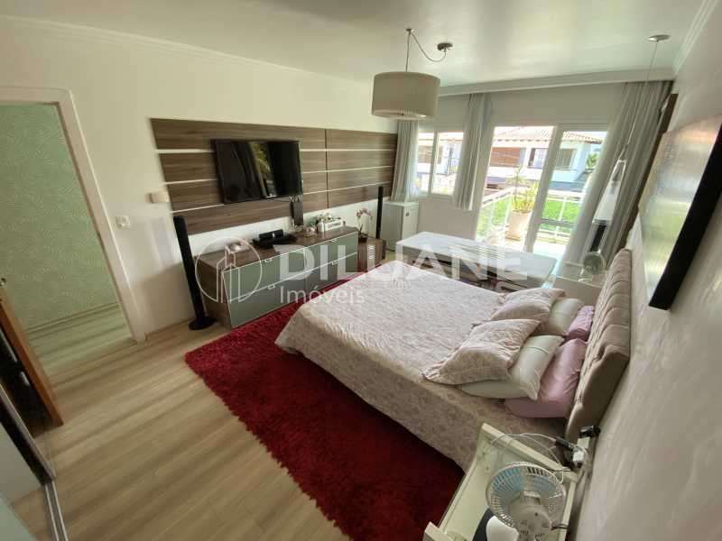 Conheça Suite Quarto 2 do imóvel - Diluane Imóveis Vende. Camboinhas. Excelente Casa Região com Ótima Qualidadede Vida. Duplex. Área Gormet e Piscina.Garagem 3 carros. Parque João Batista Petersen. - NTCN30013 - 28 Suite Quarto 2 - 28