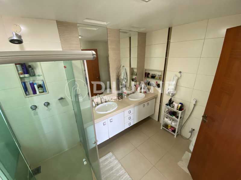 Conheça Suite Quarto 2 do imóvel - Diluane Imóveis Vende. Camboinhas. Excelente Casa Região com Ótima Qualidadede Vida. Duplex. Área Gormet e Piscina.Garagem 3 carros. Parque João Batista Petersen. - NTCN30013 - 27 Suite Quarto 2 - 27