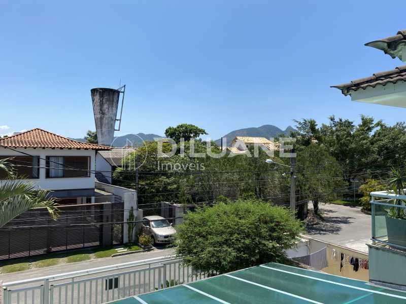 Conheça Vista Varanda Quarto Suite 3 do imóvel - Diluane Imóveis Vende. Camboinhas. Excelente Casa Região com Ótima Qualidadede Vida. Duplex. Área Gormet e Piscina.Garagem 3 carros. Parque João Batista Petersen. - NTCN30013 - 34 Vista Varanda Quarto Suite 3 - 34