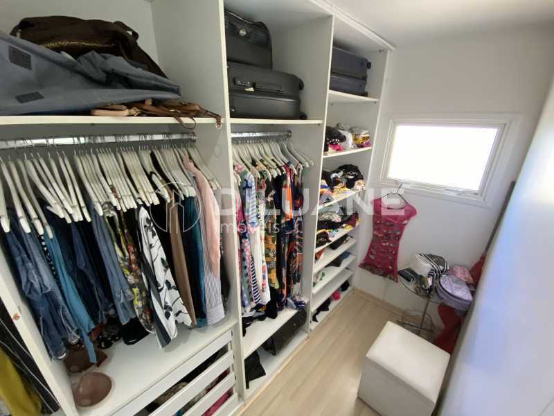 Conheça Closet Quarto Suite 2 do imóvel - Diluane Imóveis Vende. Camboinhas. Excelente Casa Região com Ótima Qualidadede Vida. Duplex. Área Gormet e Piscina.Garagem 3 carros. Parque João Batista Petersen. - NTCN30013 - 22 Closet Quarto Suite 2 - 22