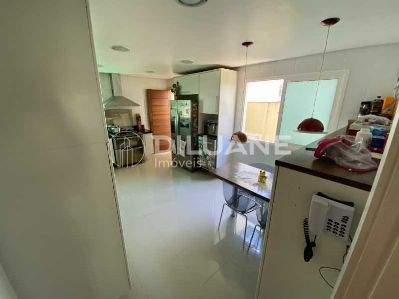 Conheça Cozinha do imóvel - Diluane Imóveis Vende. Camboinhas. Excelente Casa Região com Ótima Qualidadede Vida. Duplex. Área Gormet e Piscina.Garagem 3 carros. Parque João Batista Petersen. - NTCN30013 - 39 Cozinha - 39