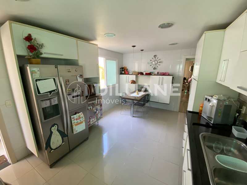 Conheça Cozinha do imóvel - Diluane Imóveis Vende. Camboinhas. Excelente Casa Região com Ótima Qualidadede Vida. Duplex. Área Gormet e Piscina.Garagem 3 carros. Parque João Batista Petersen. - NTCN30013 - 42 Cozinha - 42