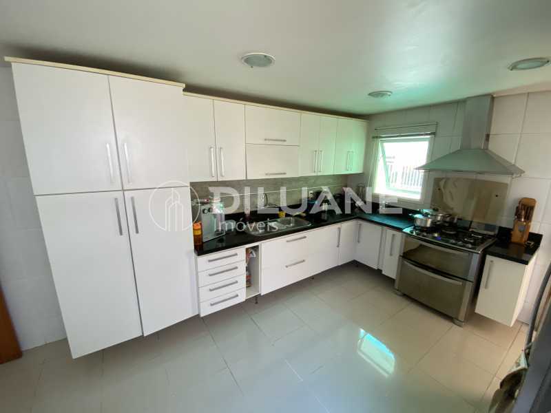 Conheça Cozinha do imóvel - Diluane Imóveis Vende. Camboinhas. Excelente Casa Região com Ótima Qualidadede Vida. Duplex. Área Gormet e Piscina.Garagem 3 carros. Parque João Batista Petersen. - NTCN30013 - 41 Cozinha - 41