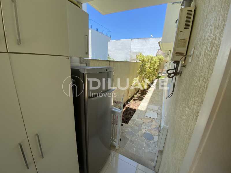 Conheça Área de serviço do imóvel - Diluane Imóveis Vende. Camboinhas. Excelente Casa Região com Ótima Qualidadede Vida. Duplex. Área Gormet e Piscina.Garagem 3 carros. Parque João Batista Petersen. - NTCN30013 - 45 Área de serviço - 45