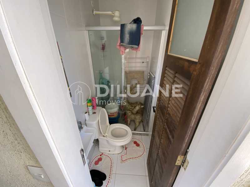Conheça Banheiro fundos do imóvel - Diluane Imóveis Vende. Camboinhas. Excelente Casa Região com Ótima Qualidadede Vida. Duplex. Área Gormet e Piscina.Garagem 3 carros. Parque João Batista Petersen. - NTCN30013 - 46 Banheiro fundos - 46