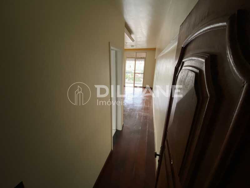 Conheça Entrada do imóvel - Diluane Imóveis Vende !!! Niterói. Bem localizado. Condomínio com Infra Estrutura Completa.Medindo 80m². Garagem.Vazio. Proximo ao Corpo de Bombeiros. - NTAP30104 - 2 Entrada - 2