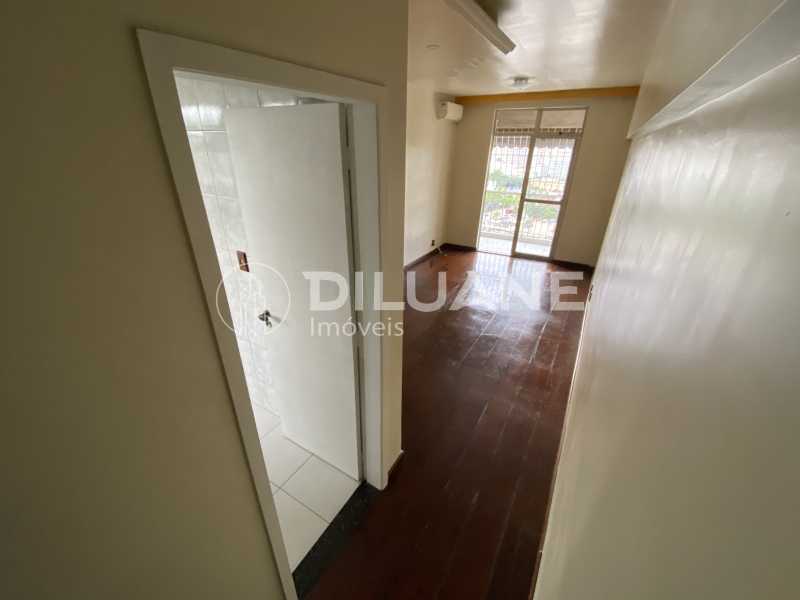 Conheça Corredor sala/cozinha do imóvel - Diluane Imóveis Vende !!! Niterói. Bem localizado. Condomínio com Infra Estrutura Completa.Medindo 80m². Garagem.Vazio. Proximo ao Corpo de Bombeiros. - NTAP30104 - 3 Corredor sala/cozinha - 3