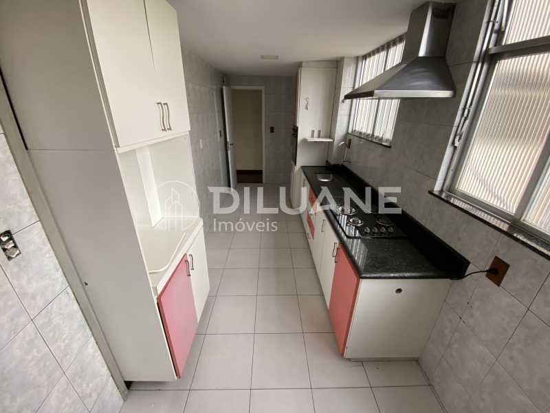 Conheça Cozinha do imóvel - Diluane Imóveis Vende !!! Niterói. Bem localizado. Condomínio com Infra Estrutura Completa.Medindo 80m². Garagem.Vazio. Proximo ao Corpo de Bombeiros. - NTAP30104 - 6 Cozinha - 6