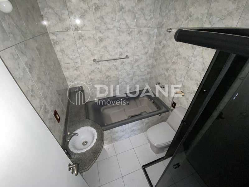 Conheça Banheiro social do imóvel - Diluane Imóveis Vende !!! Niterói. Bem localizado. Condomínio com Infra Estrutura Completa.Medindo 80m². Garagem.Vazio. Proximo ao Corpo de Bombeiros. - NTAP30104 - 17 Banheiro social - 17