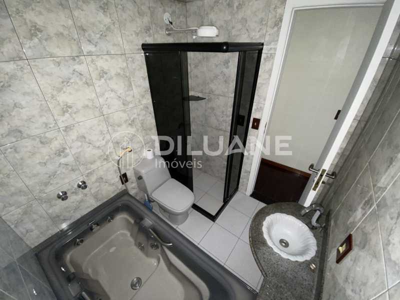 Conheça Banheiro social do imóvel - Diluane Imóveis Vende !!! Niterói. Bem localizado. Condomínio com Infra Estrutura Completa.Medindo 80m². Garagem.Vazio. Proximo ao Corpo de Bombeiros. - NTAP30104 - 18 Banheiro social - 18