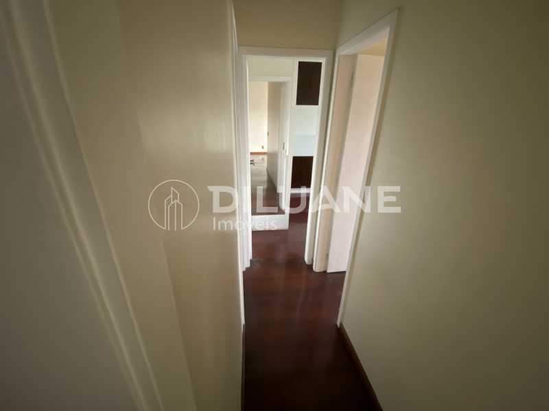 Conheça Corredor quartos do imóvel - Diluane Imóveis Vende !!! Niterói. Bem localizado. Condomínio com Infra Estrutura Completa.Medindo 80m². Garagem.Vazio. Proximo ao Corpo de Bombeiros. - NTAP30104 - 20 Corredor quartos - 20