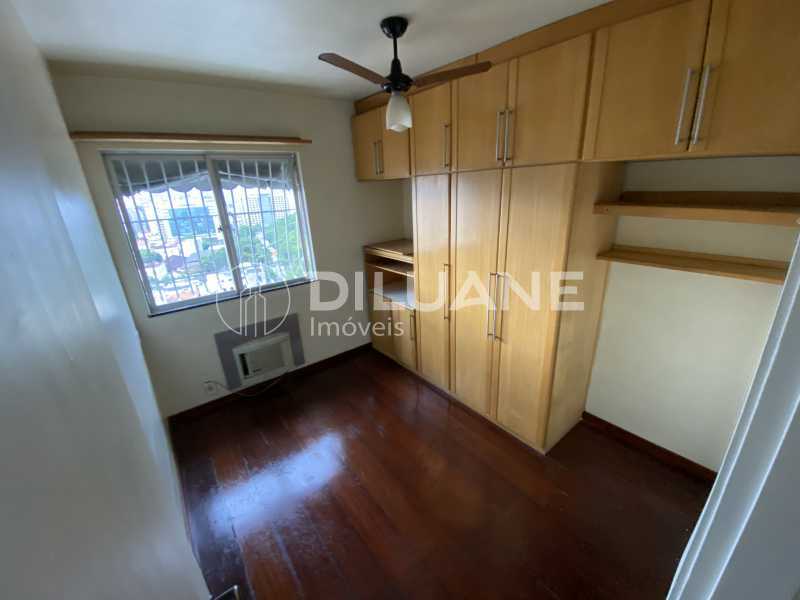 Conheça Quarto 1 do imóvel - Diluane Imóveis Vende !!! Niterói. Bem localizado. Condomínio com Infra Estrutura Completa.Medindo 80m². Garagem.Vazio. Proximo ao Corpo de Bombeiros. - NTAP30104 - 21 Quarto 1 - 21