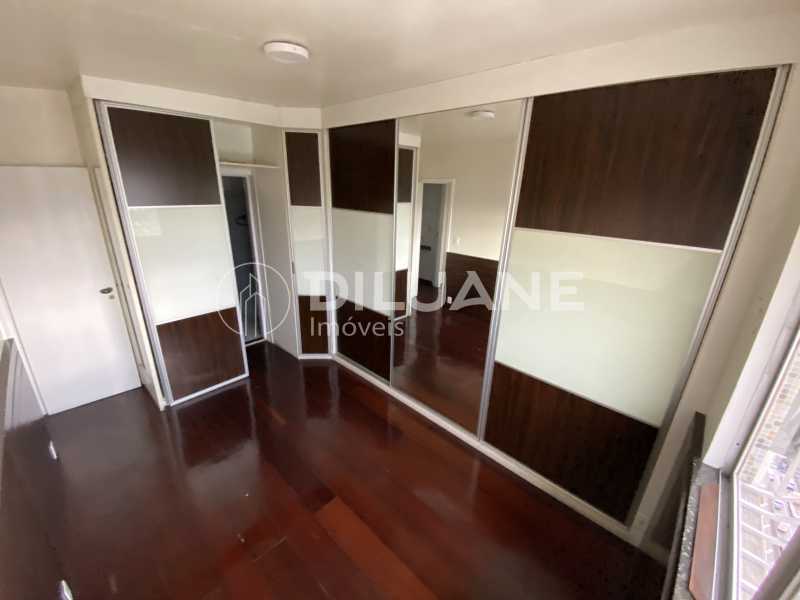 Conheça Quarto 2 Suite do imóvel - Diluane Imóveis Vende !!! Niterói. Bem localizado. Condomínio com Infra Estrutura Completa.Medindo 80m². Garagem.Vazio. Proximo ao Corpo de Bombeiros. - NTAP30104 - 26 Quarto 2 Suite - 26